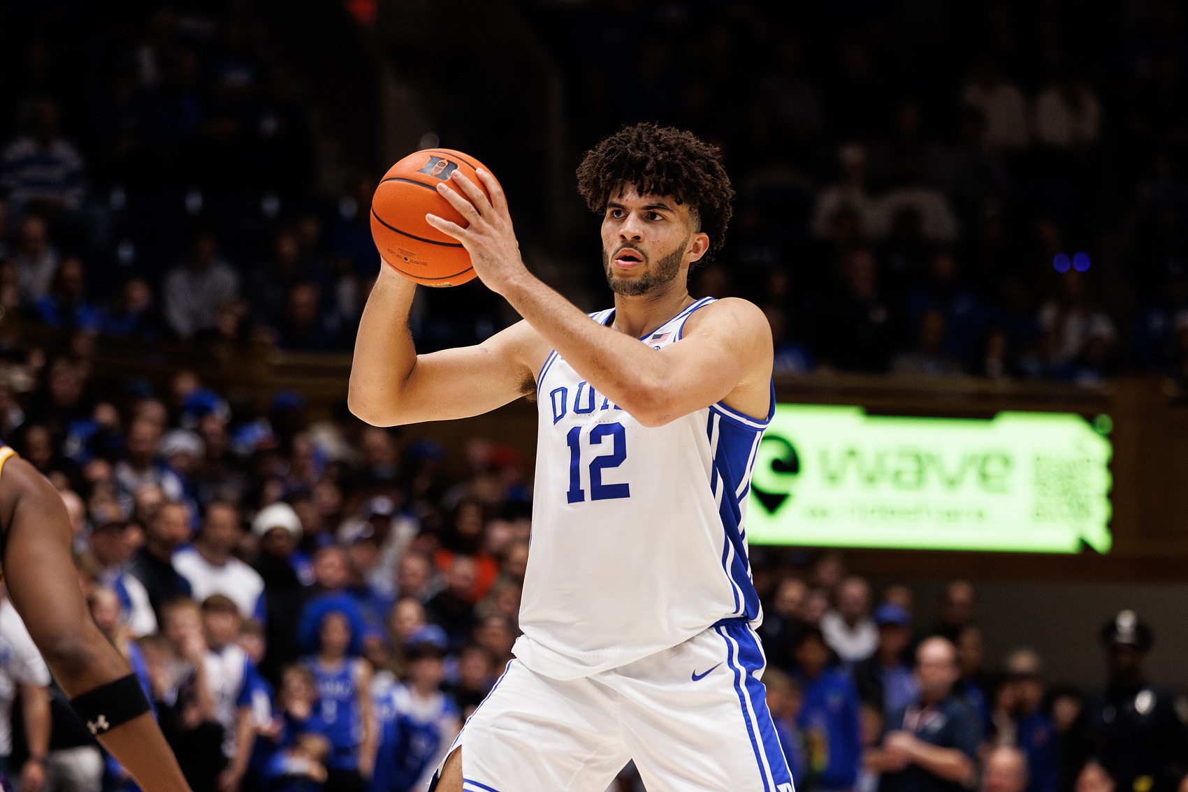 壹号娱乐APP-老K教练：卡梅隆·布泽尔在同龄人中遥遥领先 很聪明能抢板会传球